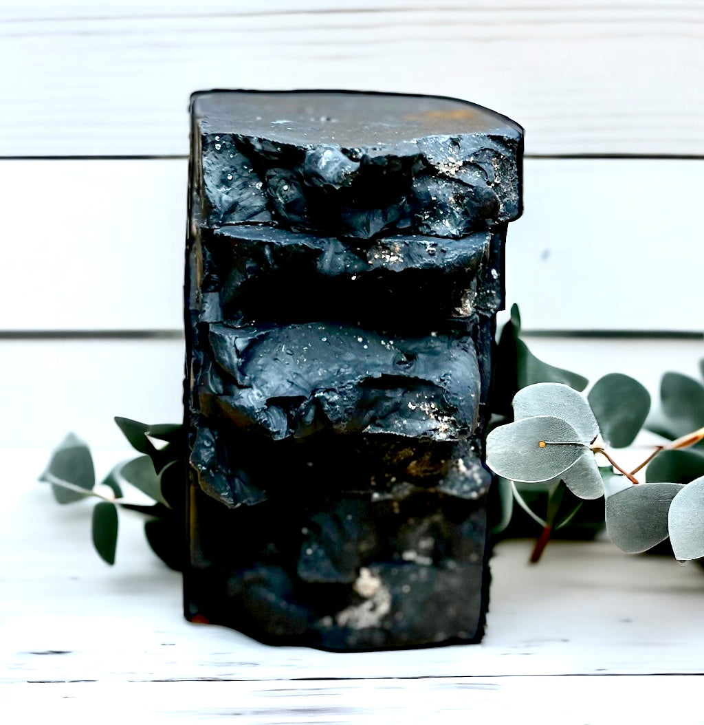 Soap bar exfoliating with activated charcoal, oud and bergamot parfum 