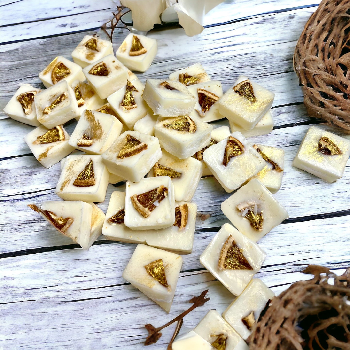 Luxurious wax melts with dried orange slices and golden accents, bringing a warm, citrusy aroma perfect for holiday ambiance and gifting.