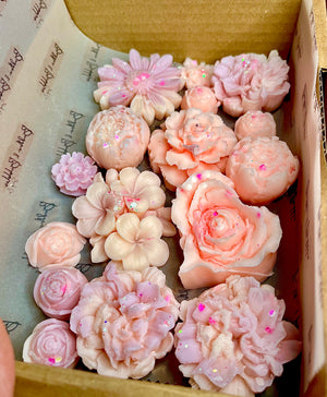 Open image in slideshow, Handmade Luxury Flower Wax Melt Gift Box
