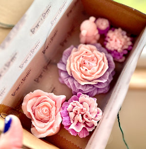 Open image in slideshow, small mother&#39;s day luxury wax melt flower garden gift box with choice of fragrance and colour
