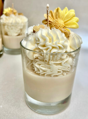 Open image in slideshow, Handmade Luxury Dessert Candle with Vanilla Latte Parfum
